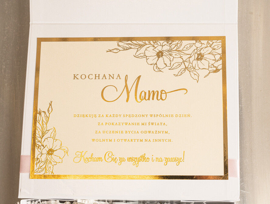 Prezenty dla Mamy zestawy w welurowych i ozdobnych pudełkach  fajne prezenty dla mamy, pudełko z filiżanką i kawą gotowy do wręczenia prezent dla mamy, czarna filiżanka ze spodkiem, pomysł na prezent dla mamy5