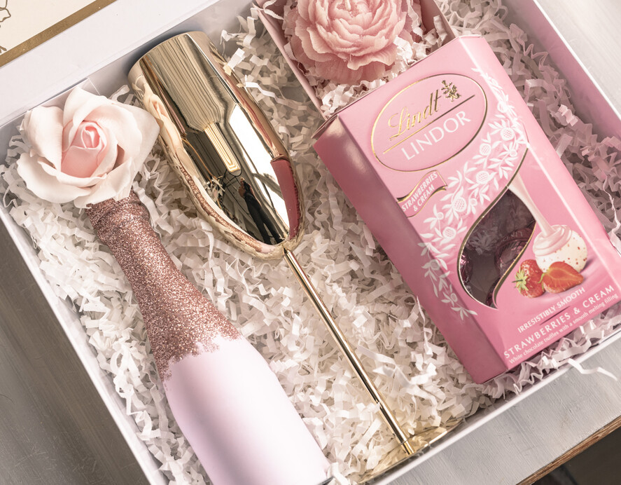 Prezenty dla Mamy zestawy w welurowych i ozdobnych pudełkach  Białe pudełko prezentowe z dedykacją dla Mamy, pomysł na prezent z okazji Dnia Mamy zloty kieliszek i cukierki Lindor truskawkowe1