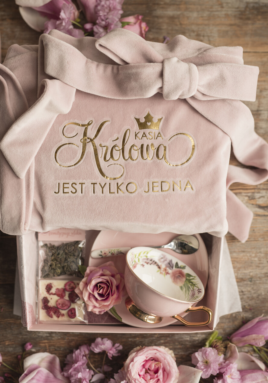 Prezenty dla Mamy zestawy w welurowych i ozdobnych pudełkach  Pomysł na Praktyczny Prezent dla Mamy Zestaw Szlafrok Welurowy z Napisem i Fiiżanka boho0