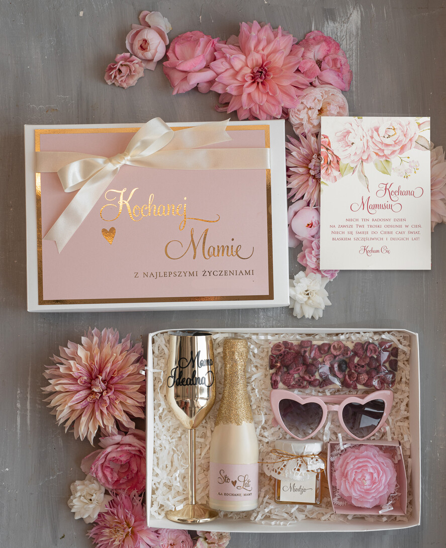Prezenty dla Mamy zestawy w welurowych i ozdobnych pudełkach  Co Kupić Mamie W Prezencie Na Urodziny, Fajne Pomysły Na Prezent Na Dzień Mamy, Box Prezentowy Dla Mamy, Zestawy Prezentowe Z Okazji Dnia Mamy0