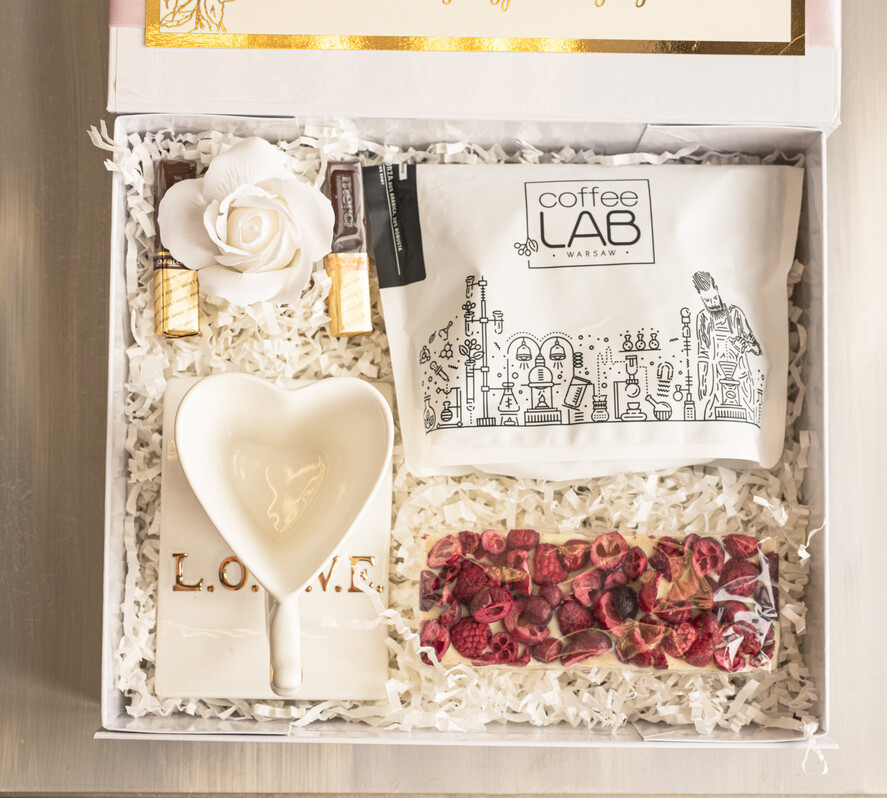 Prezenty dla Mamy zestawy w welurowych i ozdobnych pudełkach  pomysł na prezent z okazji dnia mamy, pudełko z filiżanką i kawą, gotowy do wręczenia prezent dla mamy 3