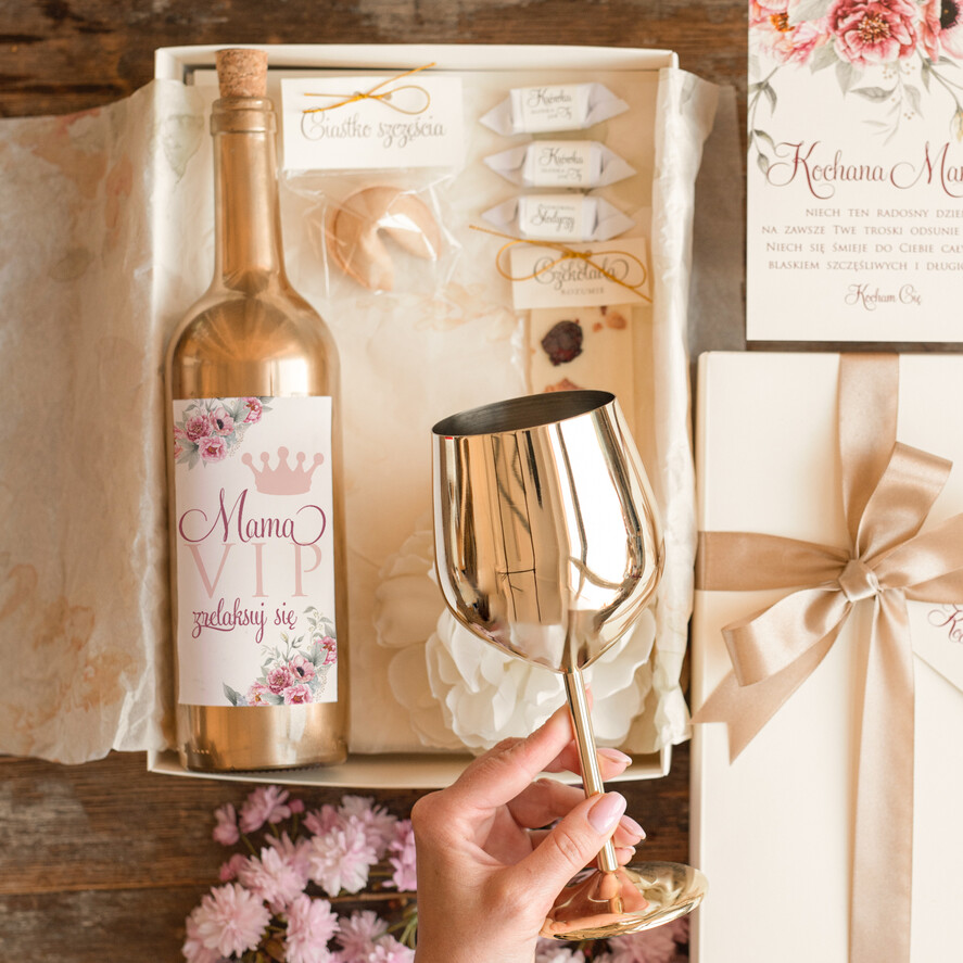 Prezenty dla Mamy zestawy w welurowych i ozdobnych pudełkach  Pomysł na prezent z okazji dnia mamy, Złoty Kielszek i nalepka na butelkę Zestaw Prezentowy dla Mamy z zyczeniami2