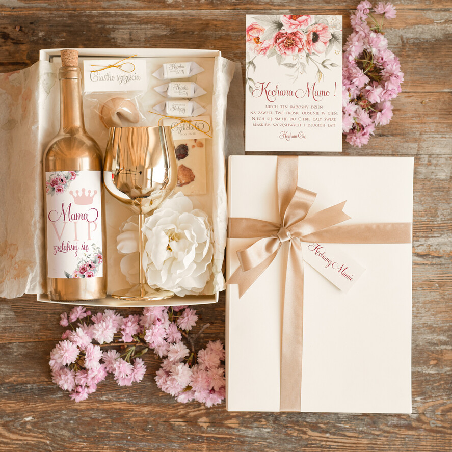 Prezenty dla Mamy zestawy w welurowych i ozdobnych pudełkach  Pomysł na prezent z okazji dnia mamy, Złoty Kielszek i nalepka na butelkę Zestaw Prezentowy dla Mamy z zyczeniami0