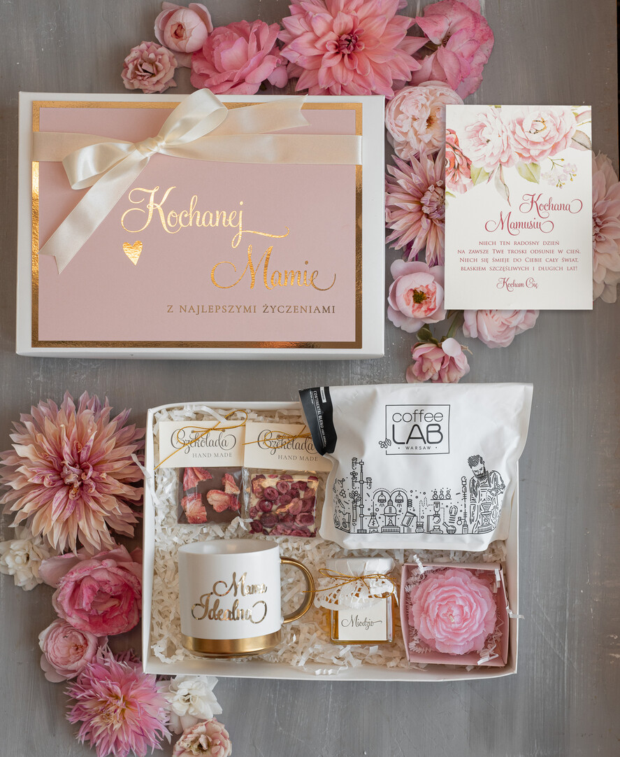 Prezenty dla Mamy zestawy w welurowych i ozdobnych pudełkach  wyjątkowy prezent na dzień mamy, box prezentowy dla mamy z kubkiem, pomysł na prezent z okazji dnia Mamy, kubek z napisem Mama0