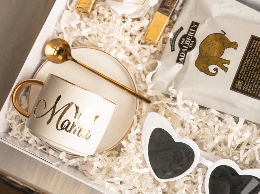 Prezenty dla Mamy zestawy w welurowych i ozdobnych pudełkach  fajne prezenty dla mamy, pudełko z filiżanką i kawą gotowy do wręczenia prezent dla mamy, czarna filiżanka ze spodkiem, pomysł na prezent dla mamy2