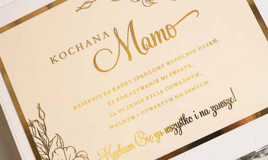 Prezenty dla Mamy zestawy w welurowych i ozdobnych pudełkach  fajne prezenty dla mamy, pudełko z filiżanką i kawą gotowy do wręczenia prezent dla mamy, czarna filiżanka ze spodkiem, pomysł na prezent dla mamy9