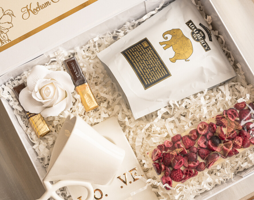 Prezenty dla Mamy zestawy w welurowych i ozdobnych pudełkach  elegancki prezent z okazji dnia mamy, pudełko z filiżanką i herbatą, gotowy do wręczenia prezent dla mamy, filiżanka serce ze spodkiem, pomysł na prezent dla mamy1