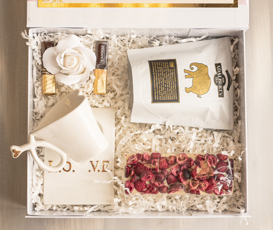 Prezenty dla Mamy zestawy w welurowych i ozdobnych pudełkach  elegancki prezent z okazji dnia mamy, pudełko z filiżanką i herbatą, gotowy do wręczenia prezent dla mamy, filiżanka serce ze spodkiem, pomysł na prezent dla mamy2