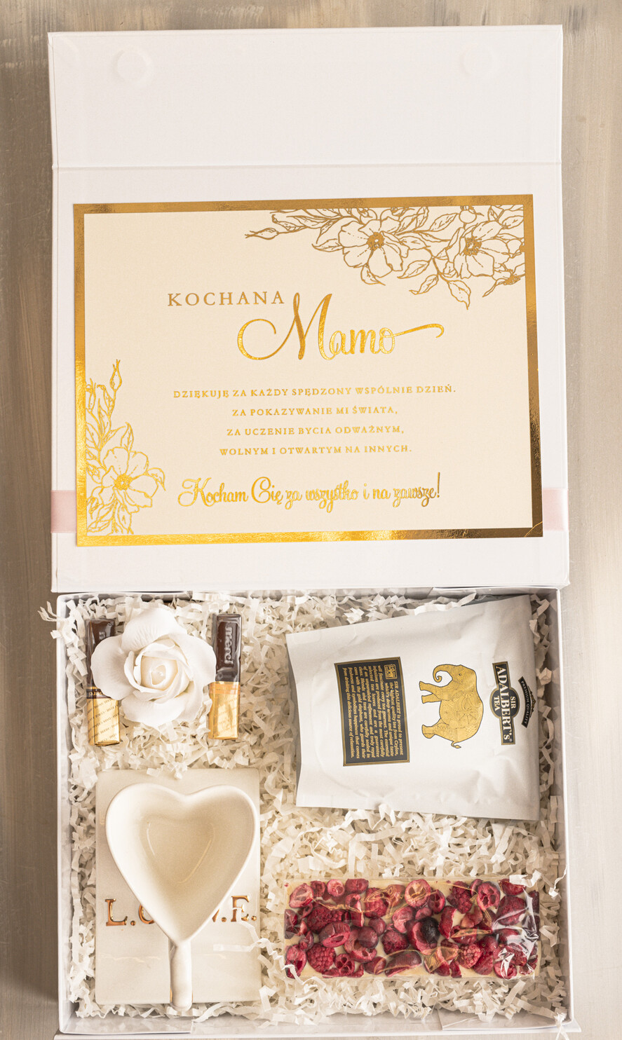 Prezenty dla Mamy zestawy w welurowych i ozdobnych pudełkach  elegancki prezent z okazji dnia mamy, pudełko z filiżanką i herbatą, gotowy do wręczenia prezent dla mamy, filiżanka serce ze spodkiem, pomysł na prezent dla mamy0