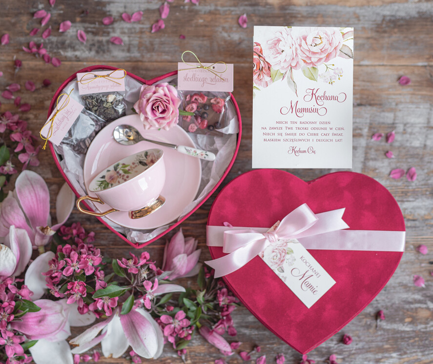 Prezenty dla Mamy zestawy w welurowych i ozdobnych pudełkach  pomysł na prezent z okazji dnia mamy welurowe różowe pudełko serce z filiżanką 0