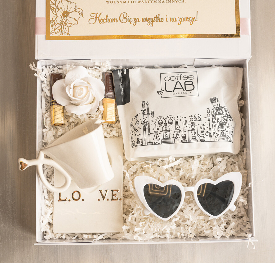 Prezenty dla Mamy zestawy w welurowych i ozdobnych pudełkach  fajne prezenty dla mamy, pudełko z filiżanką i kawą gotowy do wręczenia prezent dla mamy, filiżanka serce ze spodkiem, pomysł na prezent dla mamy1