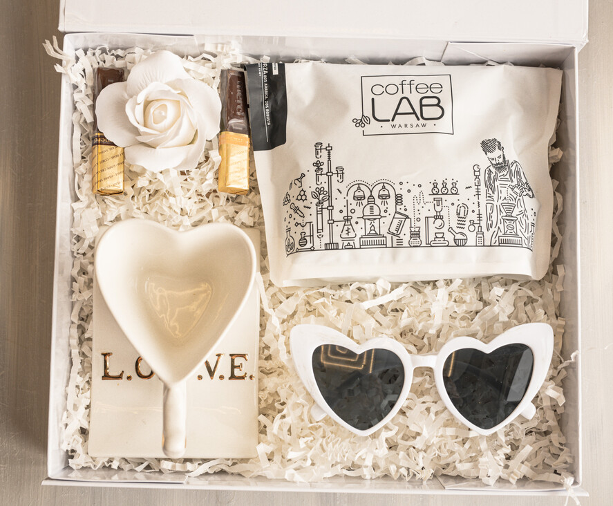 Prezenty dla Mamy zestawy w welurowych i ozdobnych pudełkach  fajne prezenty dla mamy, pudełko z filiżanką i kawą gotowy do wręczenia prezent dla mamy, filiżanka serce ze spodkiem, pomysł na prezent dla mamy5