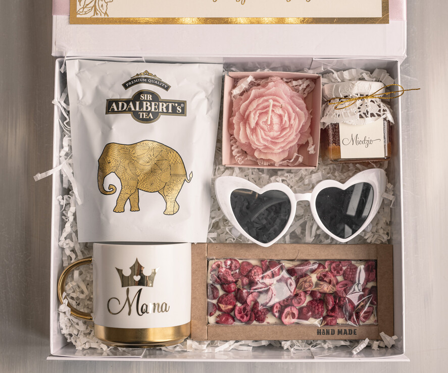 Prezenty dla Mamy zestawy w welurowych i ozdobnych pudełkach  elegancki prezent na dzień mamy, box prezentowy dla mamy z kubkiem, pomysł na prezent z okazji dnia Mamy, kubek z napisem Mama4