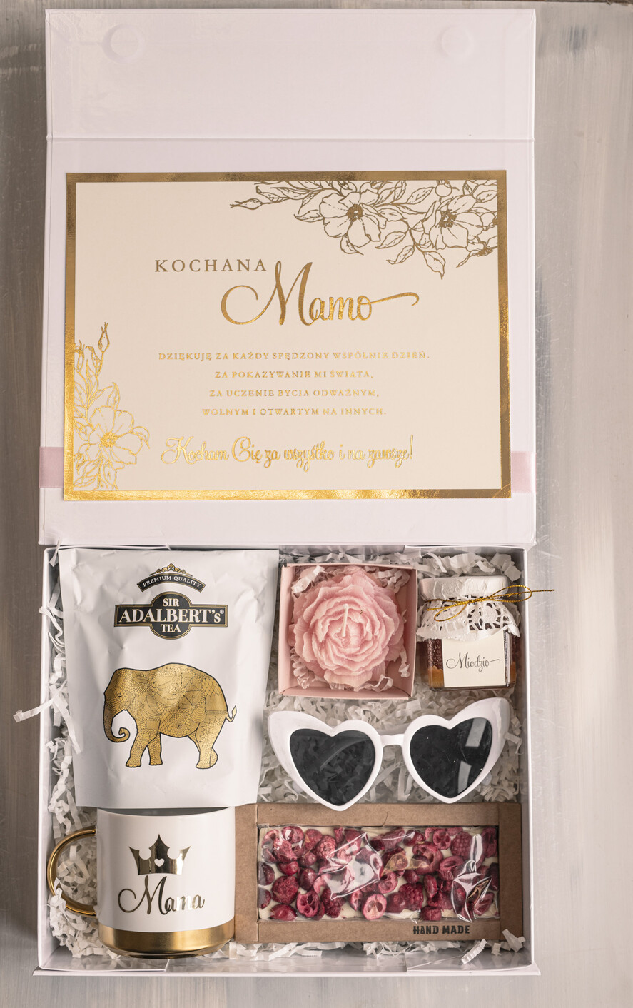 Prezenty dla Mamy zestawy w welurowych i ozdobnych pudełkach  elegancki prezent na dzień mamy, box prezentowy dla mamy z kubkiem, pomysł na prezent z okazji dnia Mamy, kubek z napisem Mama0