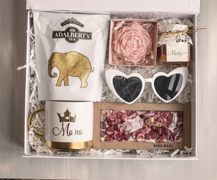 Prezenty dla Mamy zestawy w welurowych i ozdobnych pudełkach  elegancki prezent na dzień mamy, box prezentowy dla mamy z kubkiem, pomysł na prezent z okazji dnia Mamy, kubek z napisem Mama1