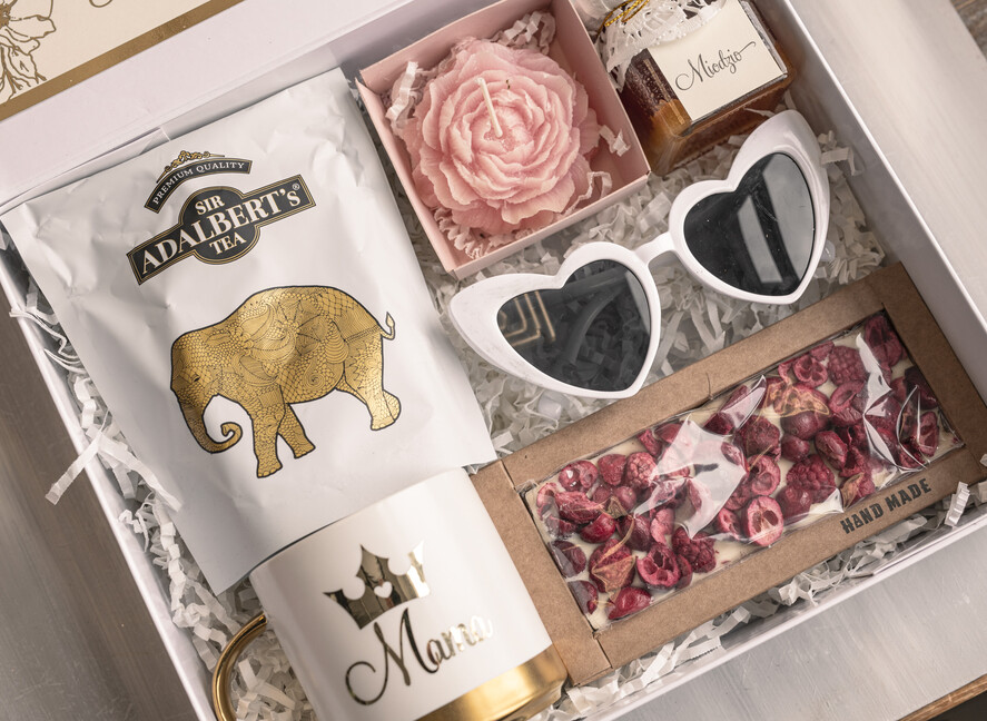 Prezenty dla Mamy zestawy w welurowych i ozdobnych pudełkach  elegancki prezent na dzień mamy, box prezentowy dla mamy z kubkiem, pomysł na prezent z okazji dnia Mamy, kubek z napisem Mama3