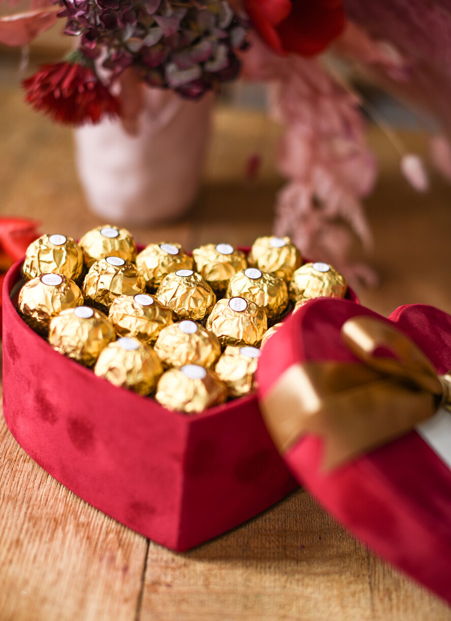 Prezenty dla Mamy zestawy w welurowych i ozdobnych pudełkach  pomysł na prezent na dzień mamy welurowe pudełko serce z ferrero rocher 1