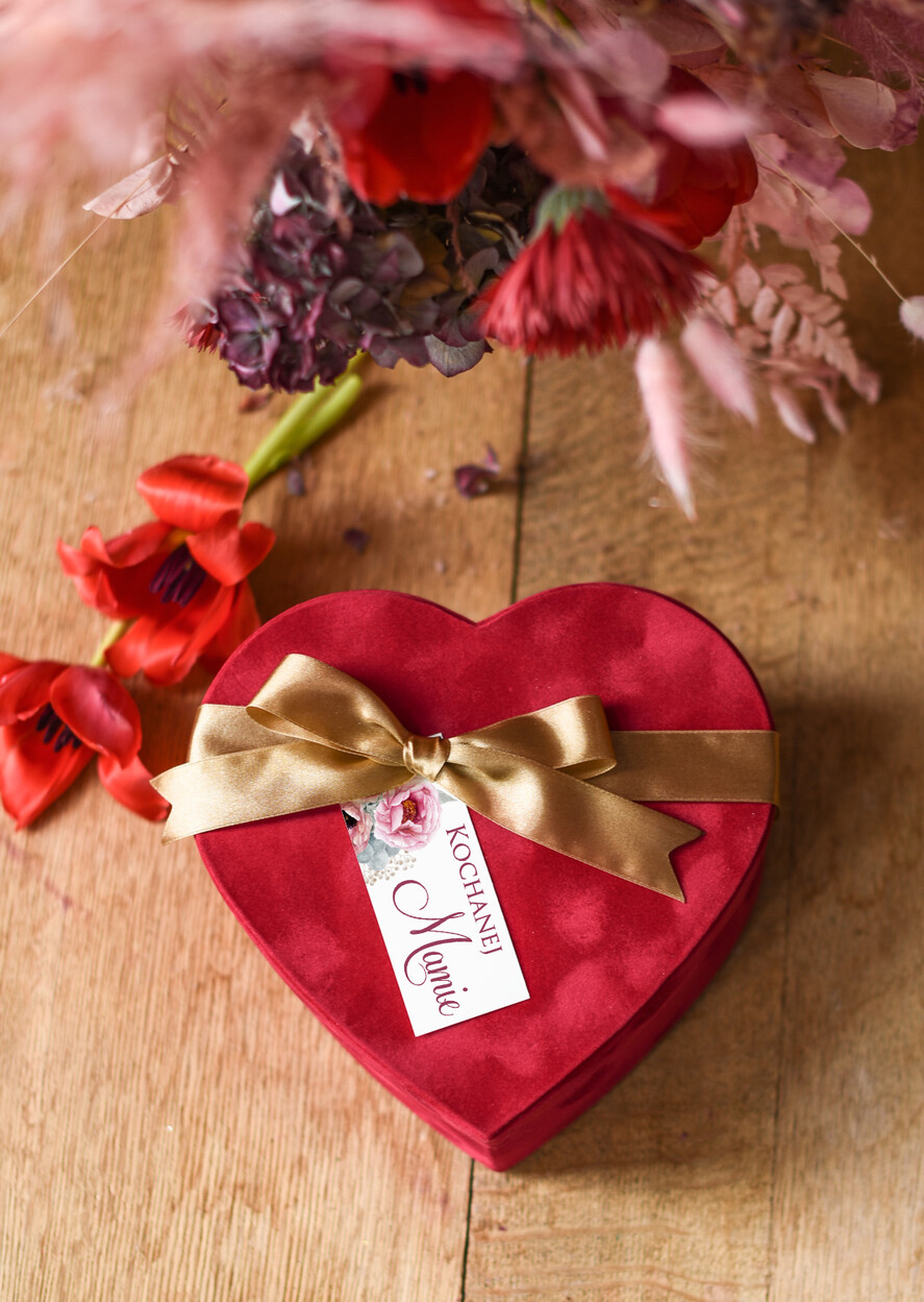 Prezenty dla Mamy zestawy w welurowych i ozdobnych pudełkach  pomysł na prezent na dzień mamy welurowe pudełko serce z ferrero rocher 2