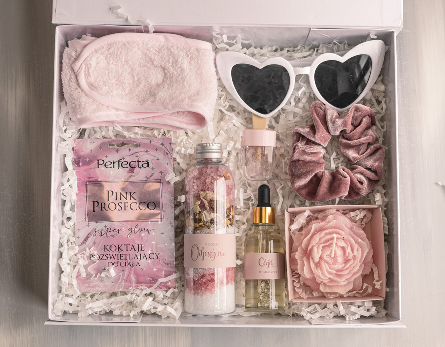 Prezenty dla Mamy zestawy w welurowych i ozdobnych pudełkach  zestaw kosmetyków dla Mamy, box prezentowy z okazji Dnia Mamy, box kosmetyczny dla Mamy, pomysł na prezent z okazji dnia Mamy1