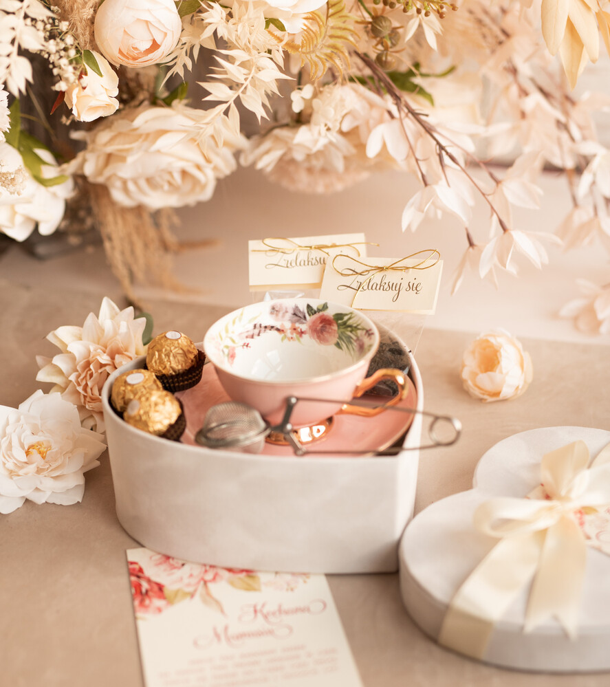 Prezenty dla Mamy zestawy w welurowych i ozdobnych pudełkach  prezent dla Mamy czekoladki, prezent na dzień mamy filiżanka z zaparzaczem, prezent dla mamy w ozdobnym pudełku1