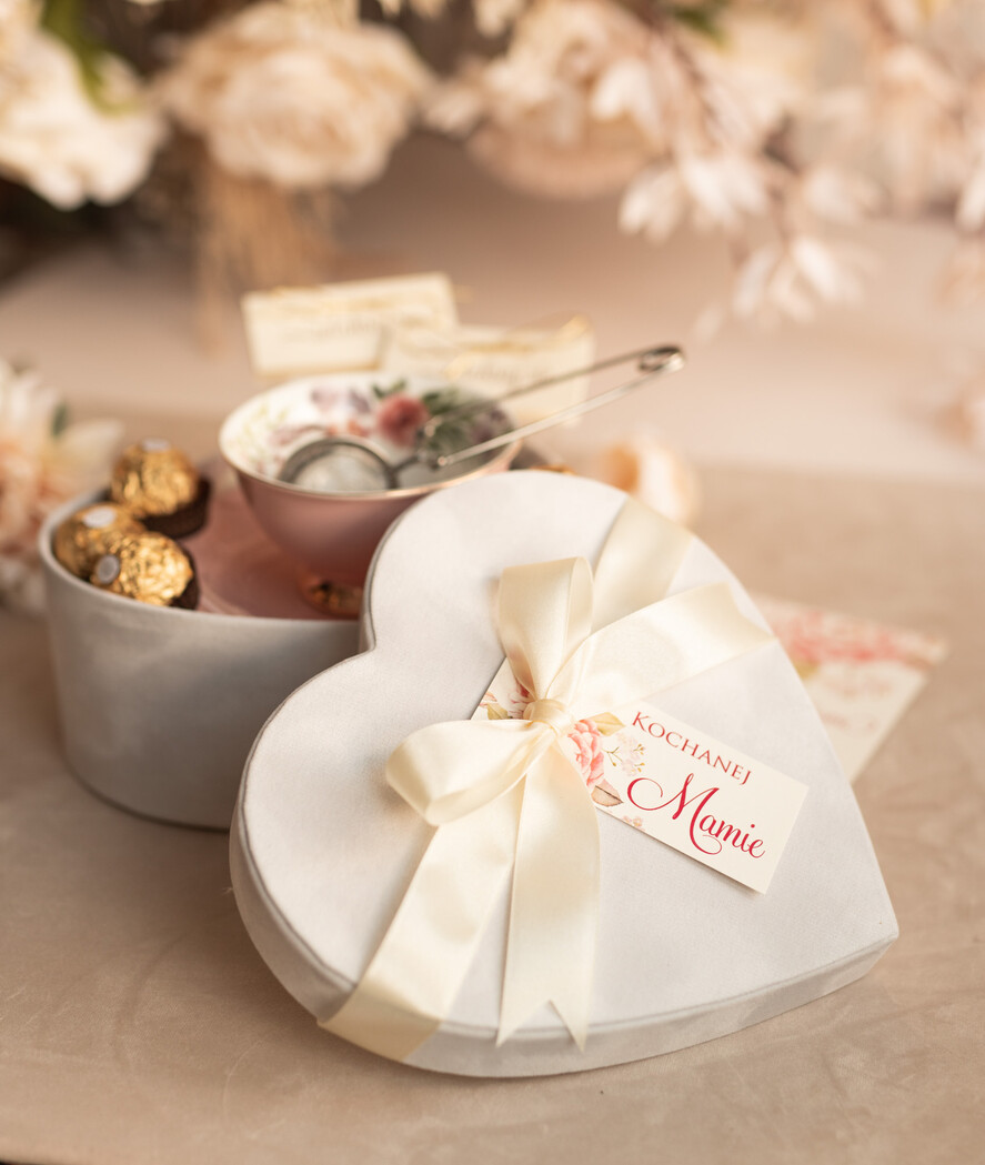 Prezenty dla Mamy zestawy w welurowych i ozdobnych pudełkach  prezent dla Mamy czekoladki, prezent na dzień mamy filiżanka z zaparzaczem, prezent dla mamy w ozdobnym pudełku19