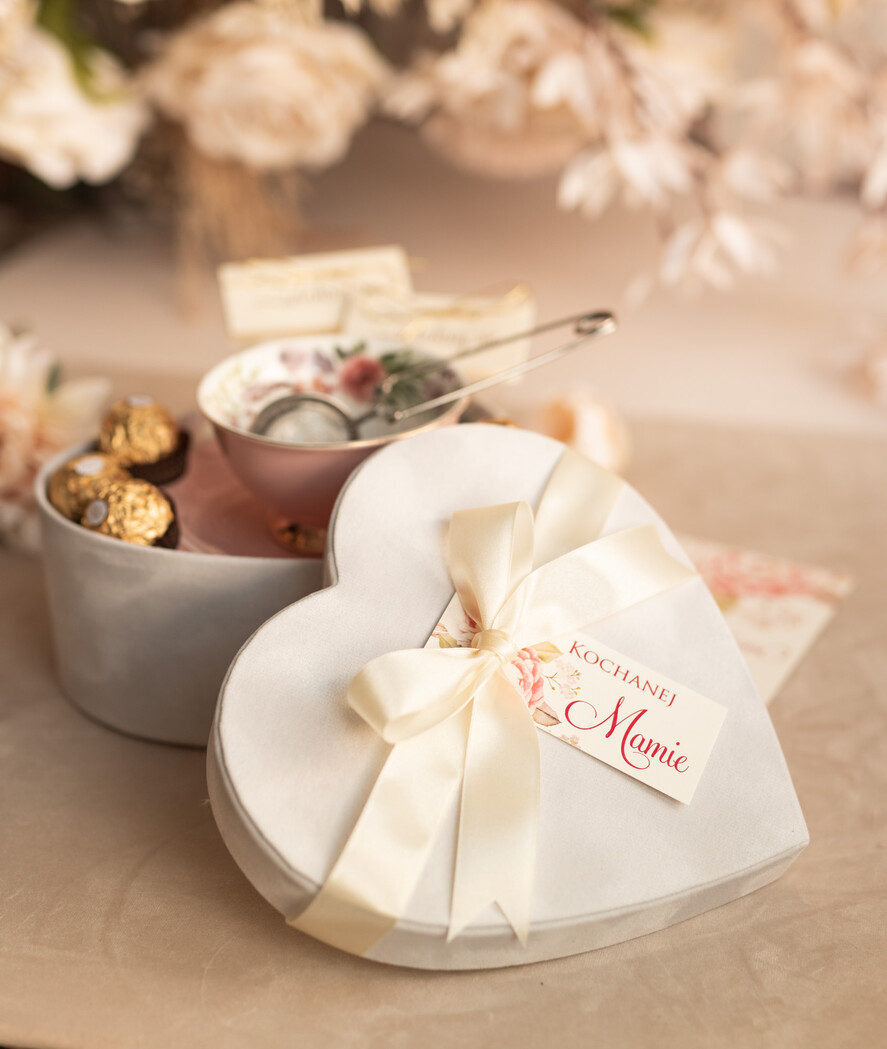 Prezenty dla Mamy zestawy w welurowych i ozdobnych pudełkach  prezent dla Mamy czekoladki, prezent na dzień mamy filiżanka z zaparzaczem, prezent dla mamy w ozdobnym pudełku2