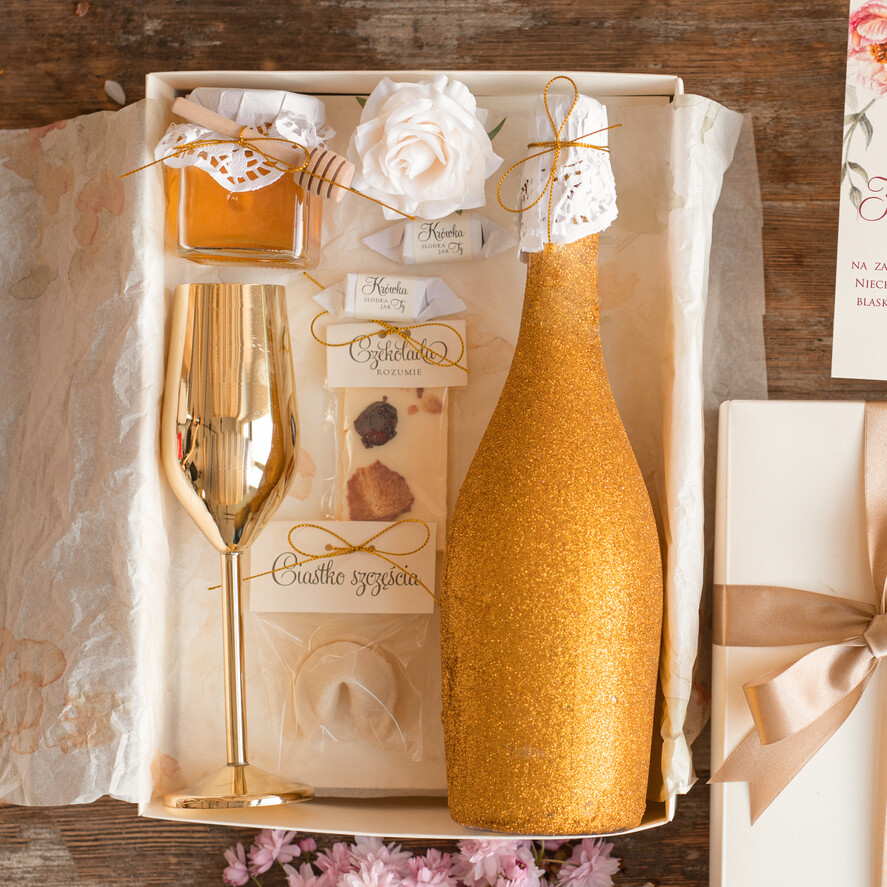 Prezenty dla Mamy zestawy w welurowych i ozdobnych pudełkach  Uroczy Pomysł na prezent z okazji dnia mamy, Złoty kieliszek i brokatowa butelka Zestaw Prezentowy dla Mamy z zyczeniami1