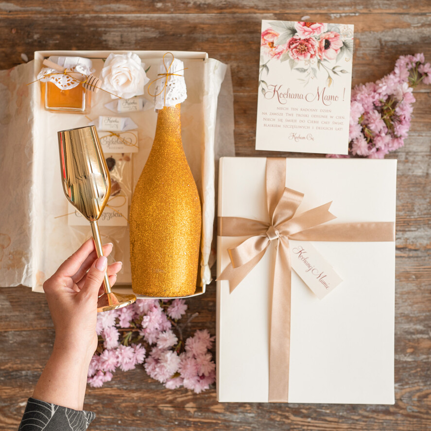 Prezenty dla Mamy zestawy w welurowych i ozdobnych pudełkach  Uroczy Pomysł na prezent z okazji dnia mamy, Złoty kieliszek i brokatowa butelka Zestaw Prezentowy dla Mamy z zyczeniami3