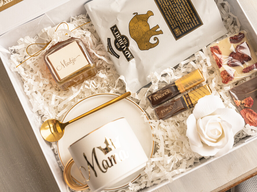 Prezenty dla Mamy zestawy w welurowych i ozdobnych pudełkach  pomysły na prezenty na dzień mamy, boxy prezentowy dla mamy z filiżanką , pomysł na prezent z okazji dnia Mamy, filiżanka z napisem Mama1