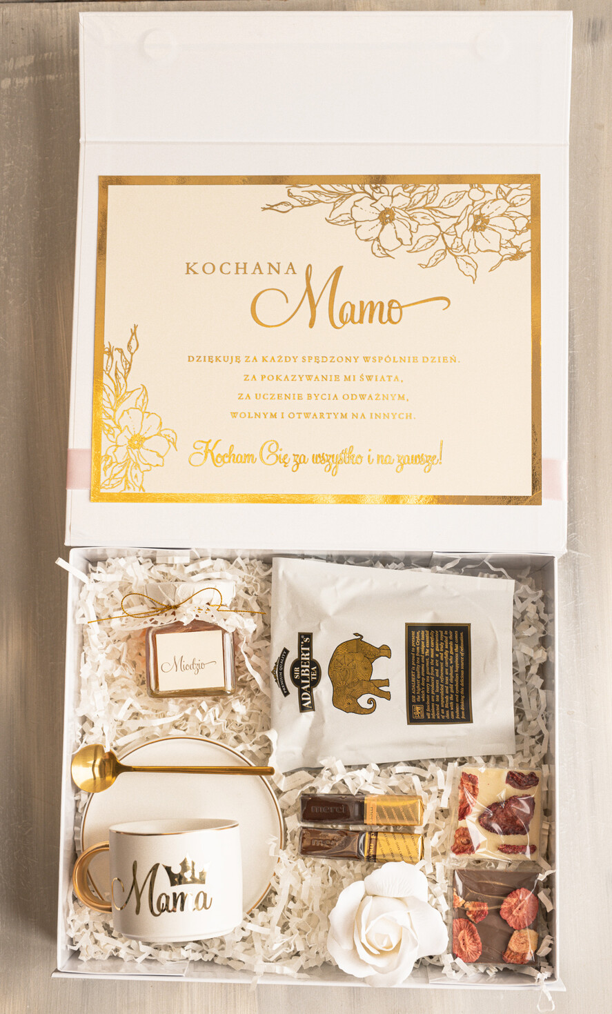 Prezenty dla Mamy zestawy w welurowych i ozdobnych pudełkach  pomysły na prezenty na dzień mamy, boxy prezentowy dla mamy z filiżanką , pomysł na prezent z okazji dnia Mamy, filiżanka z napisem Mama3