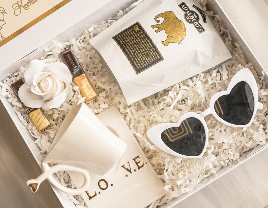 Prezenty dla Mamy zestawy w welurowych i ozdobnych pudełkach  elegancki prezent z okazji dnia mamy, pudełko z filiżanką i herbatą, gotowy do wręczenia prezent dla mamy, filiżanka serce ze spodkiem, pomysł na prezent dla mamy1