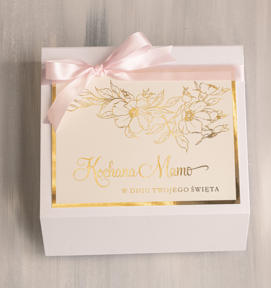 Prezenty dla Mamy zestawy w welurowych i ozdobnych pudełkach  elegancki prezent z okazji dnia mamy, pudełko z filiżanką i herbatą, gotowy do wręczenia prezent dla mamy, filiżanka serce ze spodkiem, pomysł na prezent dla mamy4