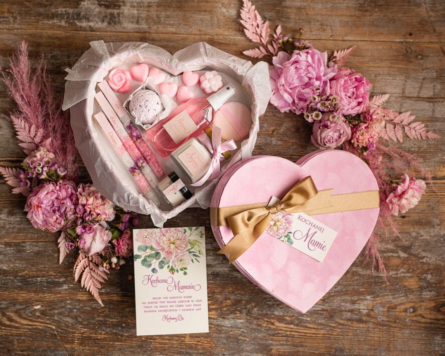 Prezenty dla Mamy Zestawy kosmetyczne  wyjątkowy prezent na dzień mamy- zestaw kosmetyczny w welurowym pudełku sole do kąpieli Praktyczny Prezent dla Mamy na Urodziny0