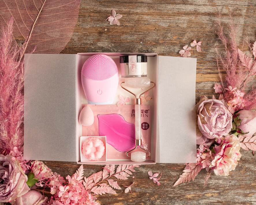 Prezenty dla Mamy Zestawy kosmetyczne  pomysł na prezent dla Mamy na urodziny małe pudełko z masażerem do twarzy  1