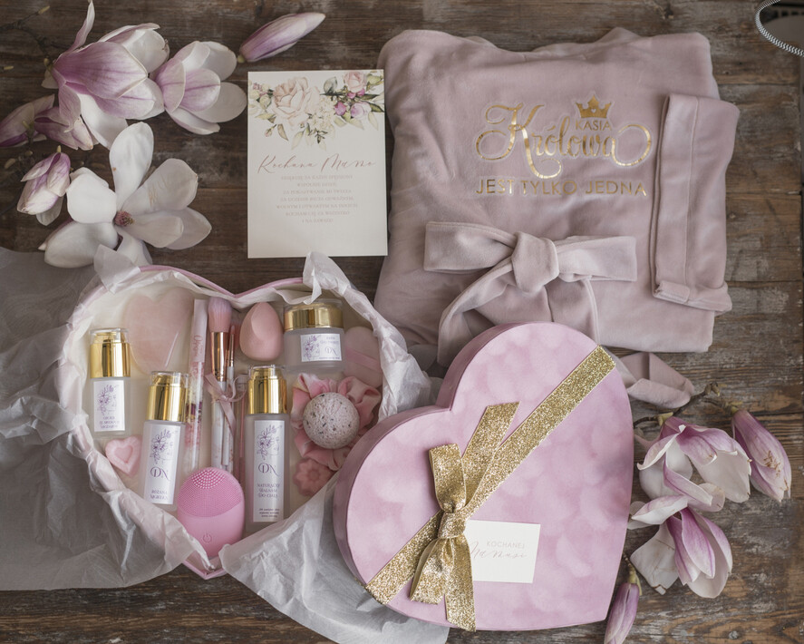 Prezenty dla Mamy Zestawy kosmetyczne  Pomysł na Prezent dla Mamy  Ekskluzywny Zestaw Kosmetyczny  WElurowy Szlafrok upominek na Dzień Matki0