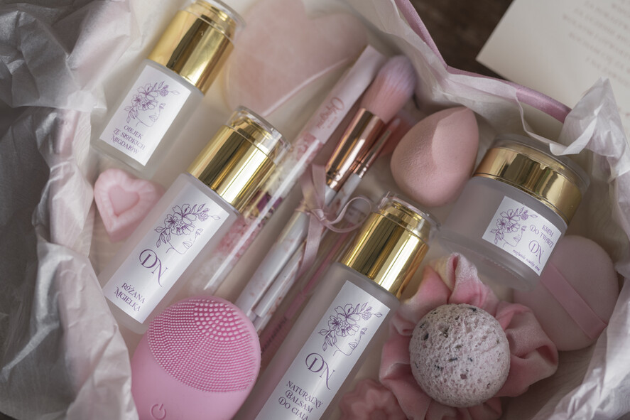 Prezenty dla Mamy Zestawy kosmetyczne  Pomysł na Prezent dla Mamy  Ekskluzywny Zestaw Kosmetyczny  WElurowy Szlafrok upominek na Dzień Matki2