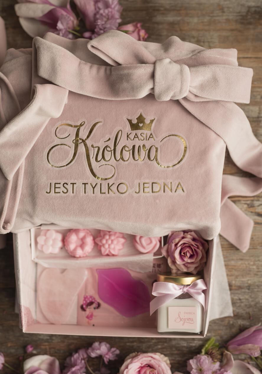 Prezenty dla Mamy Zestawy kosmetyczne  Pomysł na Prezent dla Mamy Zestaw  Szlafrok Welurowy z Napisem i Fiiżanka2