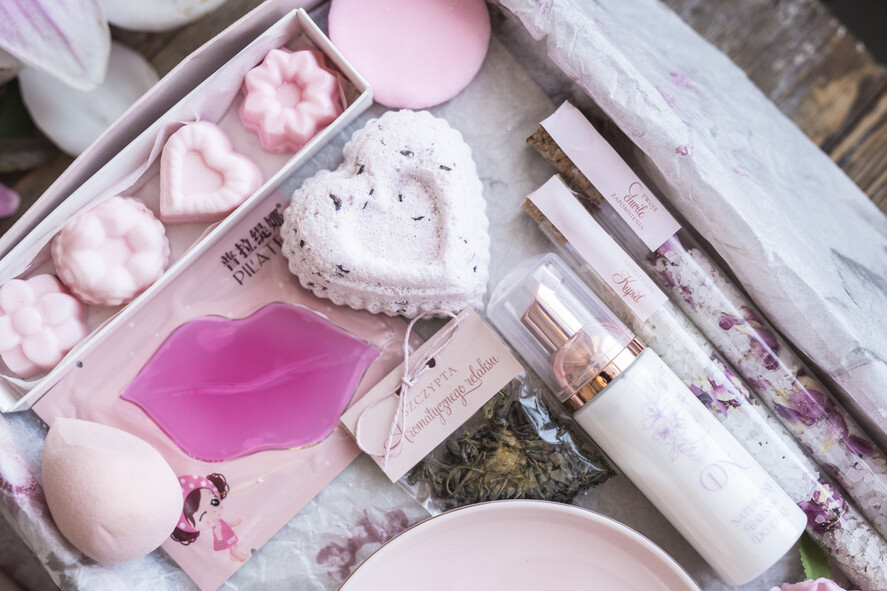 Prezenty dla Mamy Zestawy kosmetyczne  pomysł na prezent z okazji dnia mamy zestaw kosmetyków w zestawie z różową filiżanką ze spodkiem i łyżeczką 6