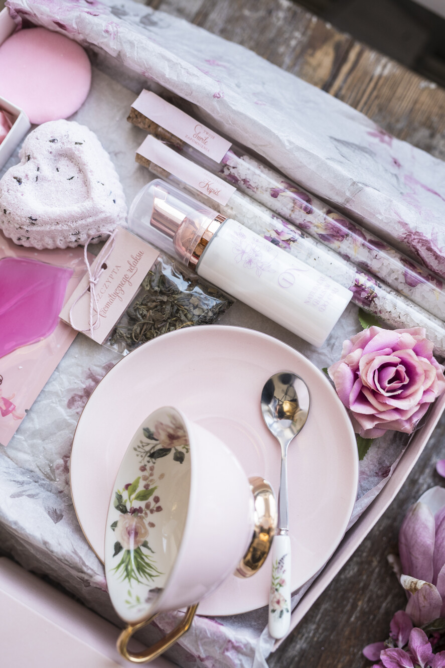 Prezenty dla Mamy Zestawy kosmetyczne  pomysł na prezent z okazji dnia mamy zestaw kosmetyków w zestawie z różową filiżanką ze spodkiem i łyżeczką 7