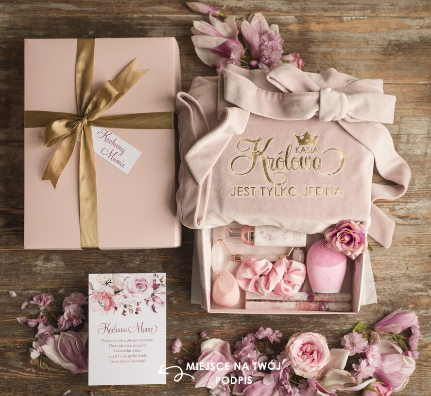 Prezenty dla Mamy Zestawy kosmetyczne  Pomysł na Praktyczny Prezent dla Mamy Zestaw Szlafrok Welurowy z Napisem i Kosmetyki oraz Roller1
