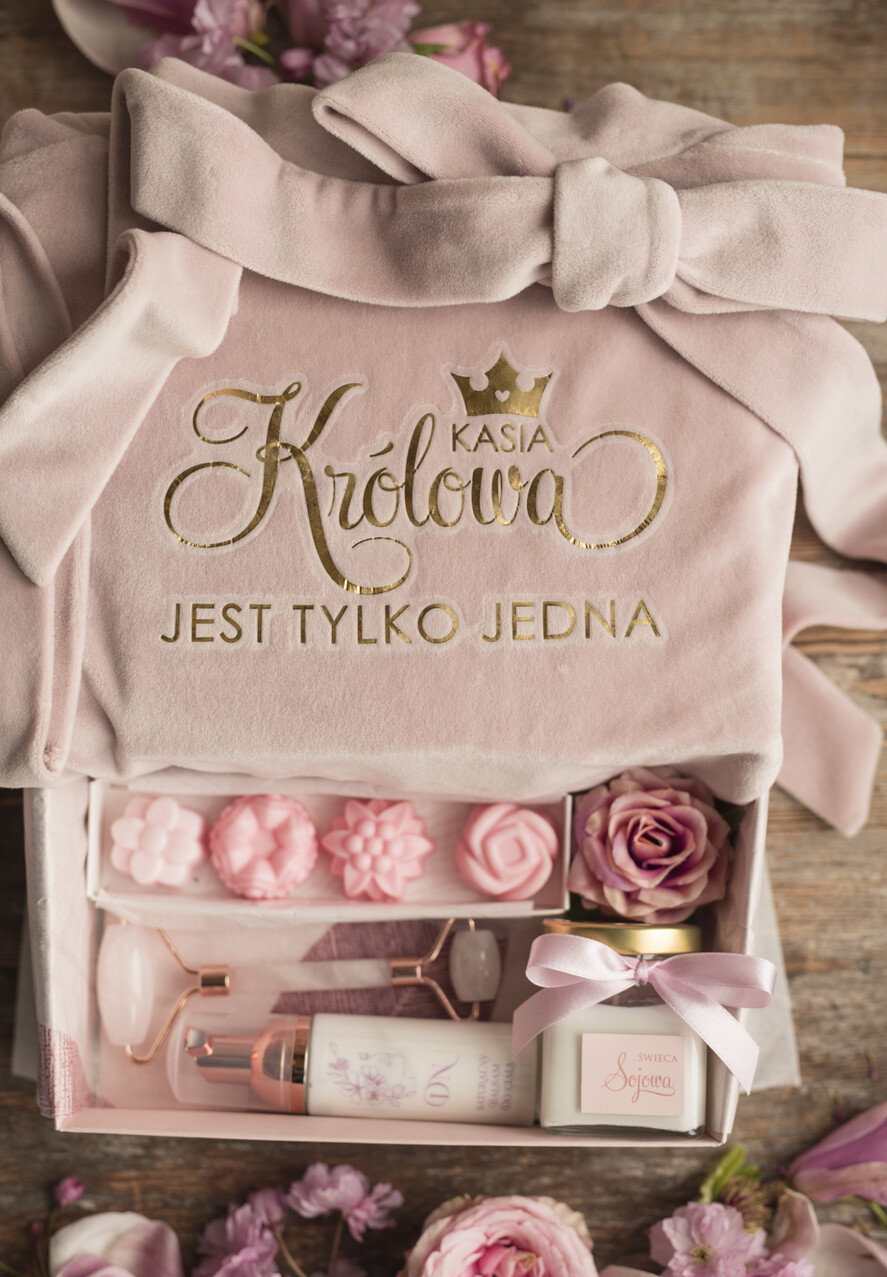 Prezenty dla Mamy Zestawy kosmetyczne  Pomysł na Praktyczny Prezent dla Mamy Zestaw Szlafrok Welurowy z Napisem i Kosmetyki oraz Roller2