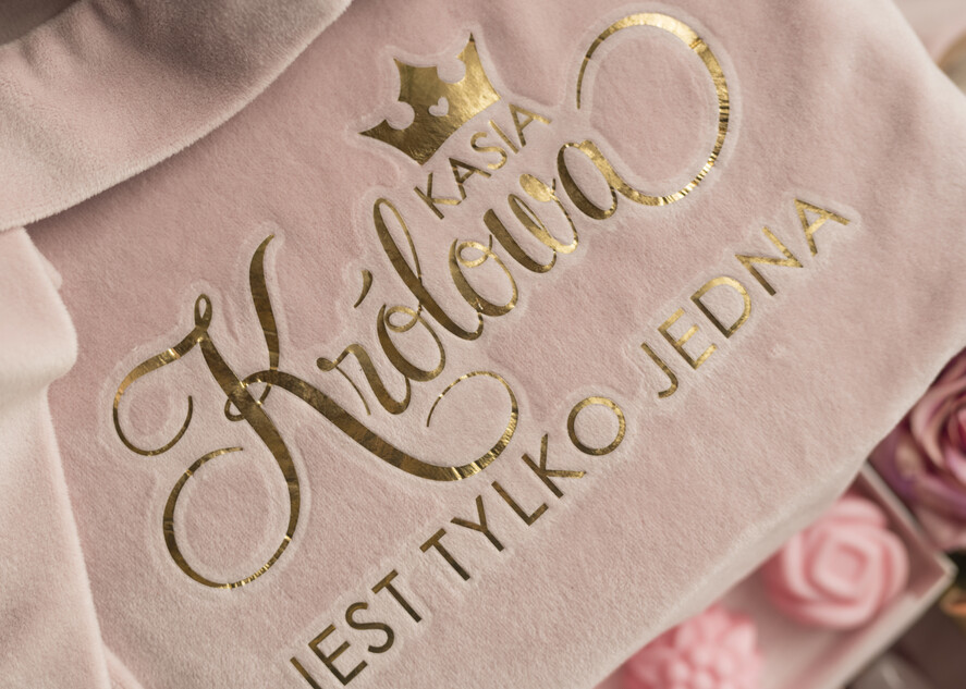 Prezenty dla Mamy Zestawy kosmetyczne  Pomysł na Praktyczny Prezent dla Mamy Zestaw Szlafrok Welurowy z Napisem i Kosmetyki oraz Roller4