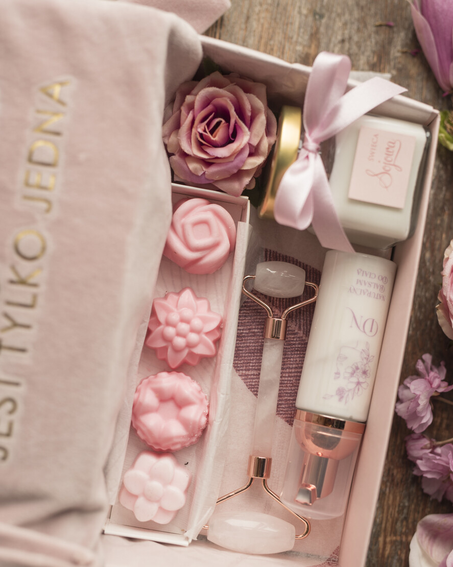 Prezenty dla Mamy Zestawy kosmetyczne  Pomysł na Praktyczny Prezent dla Mamy Zestaw Szlafrok Welurowy z Napisem i Kosmetyki oraz Roller6