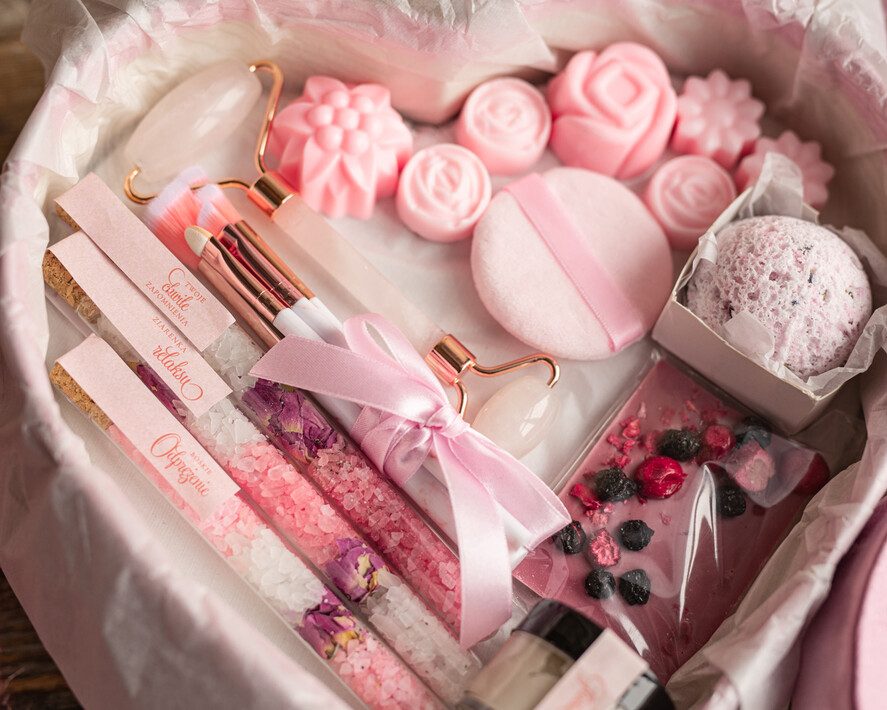 Prezenty dla Mamy Zestawy kosmetyczne  Pomysł na Prezent dla Mamy Różany  Zestaw Kosmetyczny Praktyczny Upominek dla Mamusi na urodziny 1