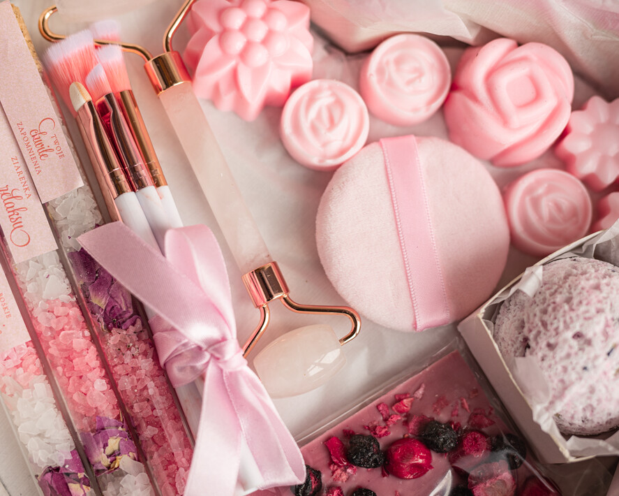 Prezenty dla Mamy Zestawy kosmetyczne  Pomysł na Prezent dla Mamy Różany  Zestaw Kosmetyczny Praktyczny Upominek dla Mamusi na urodziny 2