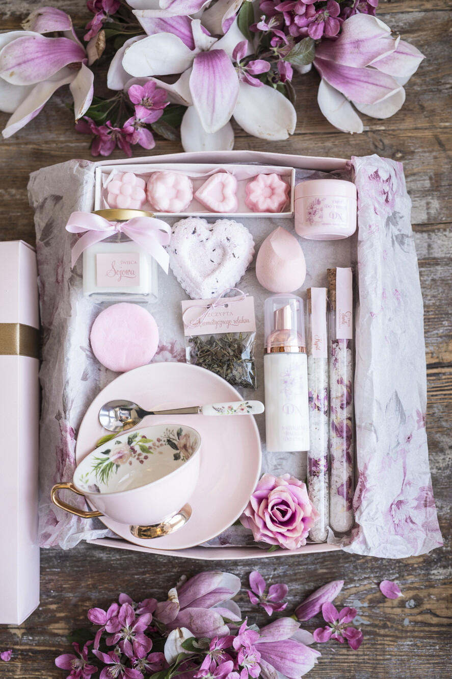 Prezenty dla Mamy Zestawy kosmetyczne  wyjątkowy prezent na dzień mamy zestaw kosmetyków i fliżanka ze spodkiem i łyżeczką dla mamy1