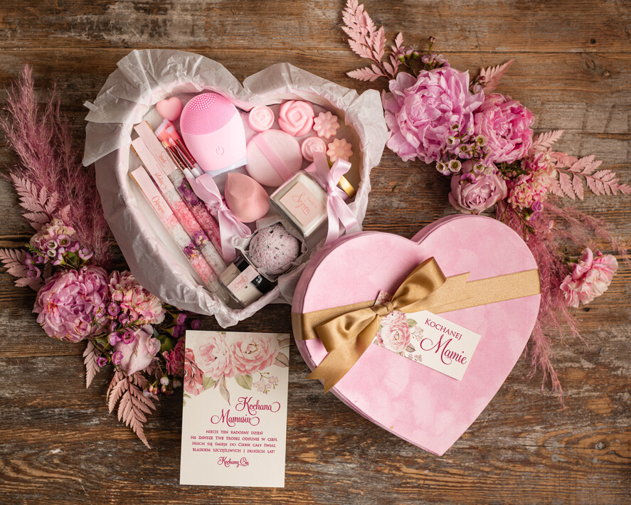 Prezenty dla Mamy Zestawy kosmetyczne  pomysł na prezent z okazji dnia mamy zestaw kosmetyków w welurowym pudełku prezent na urodziny dla Mamy0