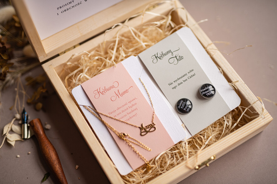 Zaproszenia dla Rodziców  zaproszenia dla Rodziców  zaproszenia ślubne dla Rodziców- Prezent spinki i naszyjnik -  drewniana skrzynka złoty napis2