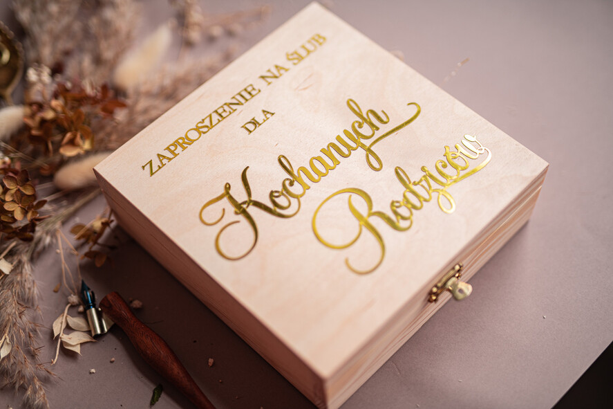 Zaproszenia dla Rodziców  zaproszenia dla Rodziców  zaproszenia ślubne dla Rodziców- Prezent spinki i naszyjnik -  drewniana skrzynka złoty napis1