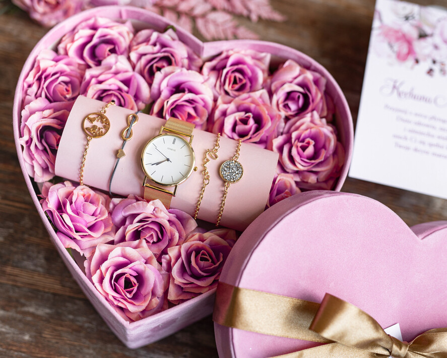 Prezenty dla Mamy biżuteria, pudełka, szkatułki na biżuterie  Prezent na Dzień Mamy Serce Zegarek i bransoletki love i nieskończoność Upominek Dla Mamy Flowerbox z biżuterią1